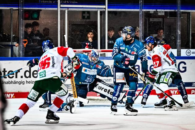 Hendrik Hane (Iserlohn Roosters, 32) haelt den Puck gegen Alexander Blank (Augsburger Panther, 26), GER, Iserlohn Roosters vs. Augsburger Panther, Eishockey, Penny-DEL, 3. Spieltag, Spielzeit 2026 2027, 24.09.2026, GER, Iserlohn Roosters vs. Augsburger Panther, Eishockey, Penny-DEL, 3. Spieltag, Spielzeit 2026 2027, 24.09.2026 Iserlohn Copyright: xJonasxBrockmann Eibner-Pressefotx EP_JBN