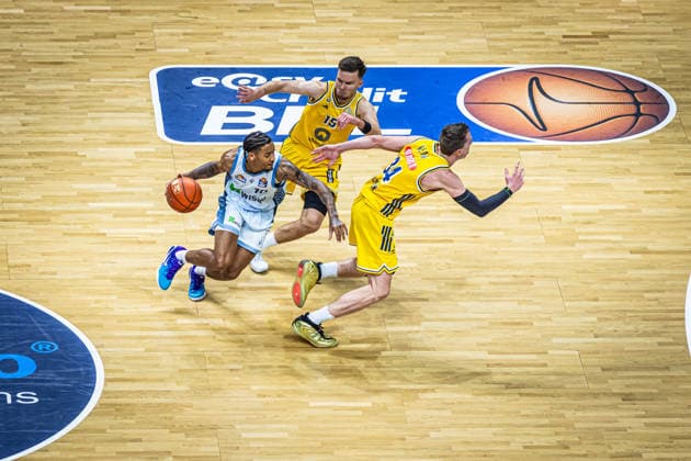 Basketball Berlin 24.09.2026 Saison 2026 2027 EasyCredit BBL 1. Bundesliga Männer, Herren Alba Berlin - Skyliners Frankfurt Jusah Mintz (Frankfurt, No.10) Justin Bean (Alba Berlin, No.34) Martin Hermannsson (Alba Berlin, No.15)