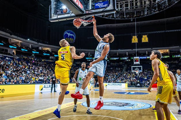 Basketball Berlin 24.09.2026 Saison 2026 2027 EasyCredit BBL 1. Bundesliga Männer, Herren Alba Berlin - Skyliners Frankfurt Race Thompson (Frankfurt, No.05) Sam Griesel (Alba Berlin, No.05)