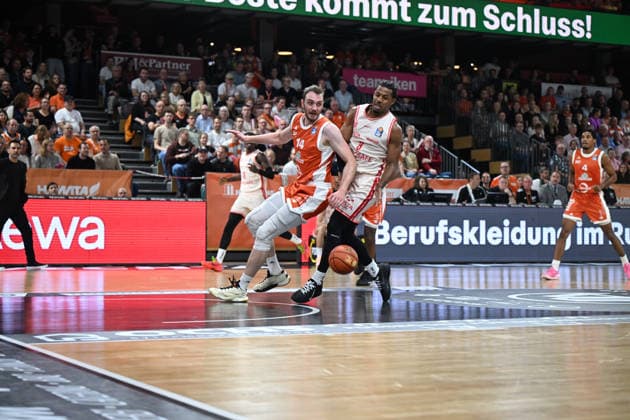24.09.2026, GER, Basketball, Bundesliga 2.Spieltag, Saison 2026 2027, Vechta, RASTA-Dome, RASTA Vechta vs BMA365 Bamberg Baskets Philipp KERKENHOFF ( Rasta Vechta 14 ) Jordan WRIGHT ( BMA365 Bamberg Baskets 3 ) Vechta RASTA Dome Niedersachsen Deutschland Copyright: xnordphotoxGmbHx xRojahnx