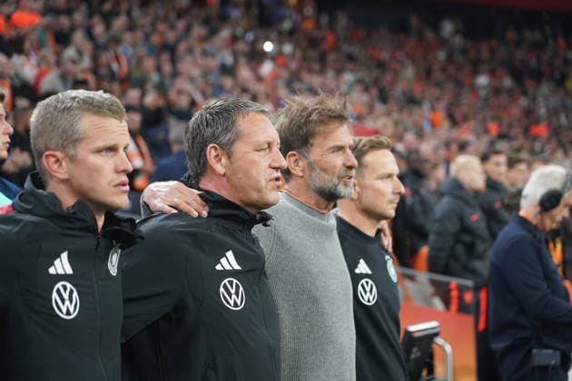 Bundestrainer Jürgen Klopp (Deutschland Germany) bei der Nationalhymne mit Co-Trainer Assistenztrainer Sven Bender (Deutschland Germany), Co-Trainer Assistenztrainer Peter Krawietz (Deutschland Germany), Co-Trainer Assistenztrainer Pepijn Lijnders (Deutschland Germany) - Amsterdam 24.09.2026: Niederlande vs. Deutschland, Nations League 1. Spieltag, Johann Cruijff Arena