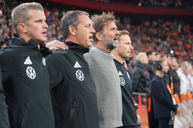 Bundestrainer Jürgen Klopp (Deutschland Germany) bei der Nationalhymne mit Co-Trainer Assistenztrainer Sven Bender (Deutschland Germany), Co-Trainer Assistenztrainer Peter Krawietz (Deutschland Germany), Co-Trainer Assistenztrainer Pepijn Lijnders (Deutschland Germany) - Amsterdam 24.09.2026: Niederlande vs. Deutschland, Nations League 1. Spieltag, Johann Cruijff Arena