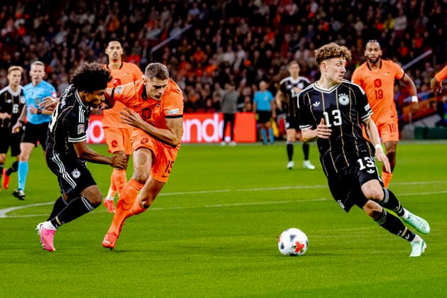 AMSTERDAM - Duitsland midfielder Karim Adeyemi and Nederland defender Micky van de Ven during the UEFA Nations League match between Nederland and Duitsland at Johan Cruijff ArenA on 24 september 2026 in Amsterdam, Nederland. (Photo by DeFodi Images) -