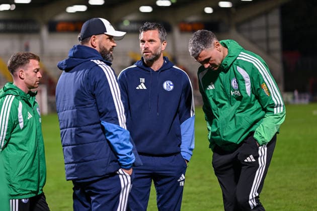 24.09.2026, Fussball, Saison 2026 2027, Testspiel, Rot-Weiß Oberhausen - FC Schalke 04, Trainer Miron Muslic (FC Schalke 04), Co-Trainer Tim Hoogland (FC Schalke 04) xRHR-FOTO YYx Copyright: KROEGER RHR-FOTOx RHR-FOTO YY