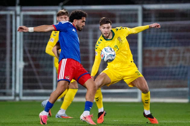Ferhat Saglam (Liechtenstein, 09) und Edgaras Utkus (Litauen, 03) im Kampf um den Ball , Liechtenstein, UEFA , Nations League, 1. Spieltag, Liechtenstein vs. Litauen, 24.09.2026, Vaduz Rheinpark Stadion Liechtenstein Copyright: xGrantxHubbsx