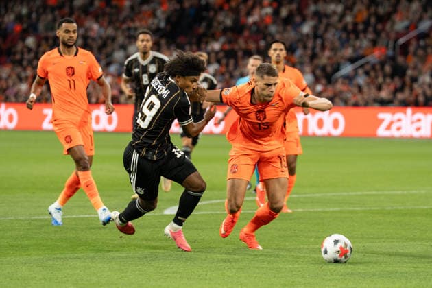 24.09.2026, NED, UEFA Nations League 2026 27 Niederlande gegen Deutschland Zweikampf zwischen Karim Adeyemi (Deutschland, 19) und Micky van de Ven (Niederlande, 15) Amsterdam Johan Cruijff Arena Amsterdam Niederlande Copyright: xnordphotoxGmbHx xChristianxSchulzex