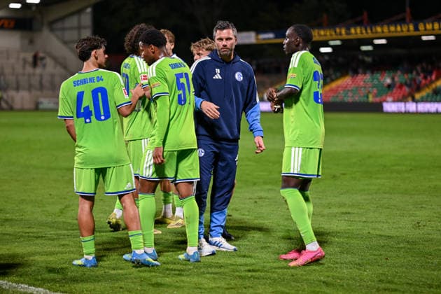 24.09.2026, Fussball, Saison 2026 2027, Testspiel, Rot-Weiß Oberhausen - FC Schalke 04, Co-Trainer Tim Hoogland (FC Schalke 04) bedankt sich bei den Spielern, xRHR-FOTO YYx Copyright: KROEGER RHR-FOTOx RHR-FOTO YY
