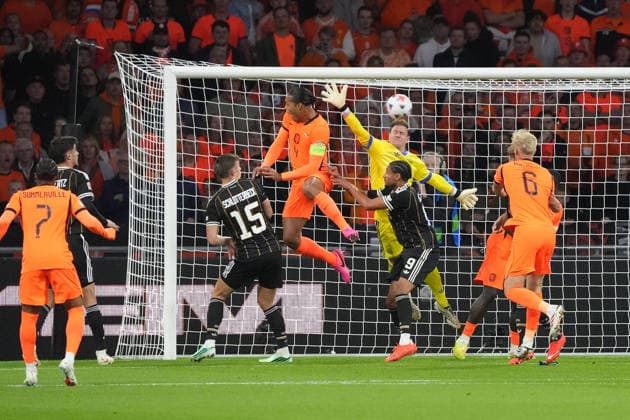 Kopfball Virgil van Dijk (Niederlande, Netherlands, 04) zum 1:0, doch das Tor wird vom VAR zurückgenommen - Amsterdam 24.09.2026: Niederlande vs. Deutschland, Nations League 1. Spieltag, Johann Cruijff Arena