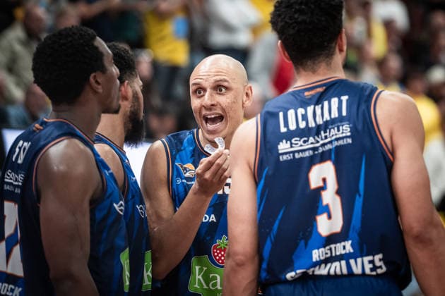 Robin Amaize (Rostock Seawolves, 15) - kritischer Blick zu Johnathan Stove (Rostock Seawolves, 22) GER, MHP Riesen Ludwigsburg vs. Rostock Seawolves, Basketball Bundesliga, easycredit BBL, 2. Spieltag, Spielzeit 2026 2027, 24.09.2026 GER, MHP Riesen Ludwigsburg vs. Rostock Seawolves, Basketball Bundesliga, easycredit BBL, 2. Spieltag, Spielzeit 2026 2027, 24.09.2026 Ludwigsburg Copyright: xSandyxDinkelackerx EP_SDR