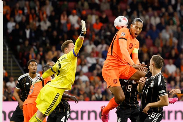 v.l.n.r.: Virgil van Dijk (Niederlande) macht das vermeintliche 1:0, das durch den VAR aberkannt wird, Brobbey verstellte ter Stegen den Weg zum Ball. im UEFA-Nations-League-Spiel zwischen den Niederlanden und Deutschland in der Johan Cruijff ArenA, Amsterdam, Niederlande, am 24. September 2026. in action during the UEFA Nations League match between the Netherlands and Germany at the Johan Cruijff ArenA, Amsterdam, Netherlands, on September 24, 2026. Copyright: HMBxMedia xHeikoxBecker