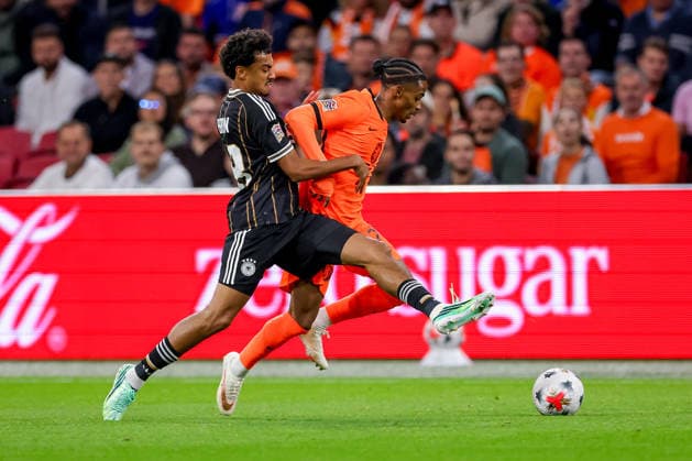 24.09.2026, Fußball, Länderspiel, Niederlande - Deutschland, Auftakt der UEFA Nations League 2026 2027, 1.Spieltag, Johan Cruijff ArenA (Amsterdam), Saison 2026 27: Crysencio Summerville (NED 07) im Zweikampf gegen Nathaniel Brown (GER 18) DFB regulations prohibit any use of photographs as image sequences and or quasi-video. Niederlande