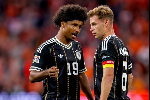 24.09.2026, Fußball, Länderspiel, Niederlande - Deutschland, Auftakt der UEFA Nations League 2026 2027, 1.Spieltag, Johan Cruijff ArenA (Amsterdam), Saison 2026 27: Karim Adeyemi (GER 19) gestikulierend neben Joshua Kimmich (GER 06) DFB regulations prohibit any use of photographs as image sequences and or quasi-video. Niederlande