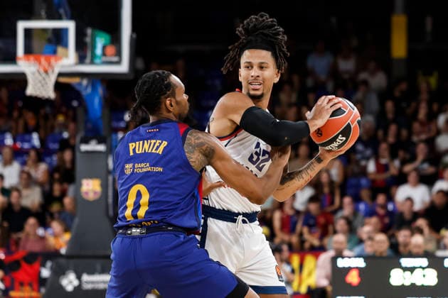 September 24, 2026, Barcelona, Barcelona, Spain: Matthew Strazel of Anadolu Efes and Kevin Paunter of FC Barcelona, Barca in action during the EuroLeague Regular Season Round 1 match played between FC Barcelona and Anadolu Efes at Palau Blaugrana on September 24, 2026 in Barcelona, Spain. Barcelona Spain - ZUMAa181 20260924_zaa_a181_053 Copyright: xJavierxBorregox