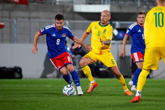 Aron Sele (Liechtenstein, 08) und Modestas Vorobjovas (Litauen, 06) im Zweikampf , Liechtenstein, UEFA , Nations League, 1. Spieltag, Liechtenstein vs. Litauen, 24.09.2026, Vaduz Rheinpark Stadion Liechtenstein Copyright: xGrantxHubbsx