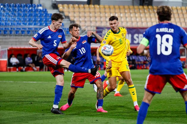 Jonas Weissenhofer (Liechtenstein, 05), Marcel Büchel, Buchel (Liechtenstein, 10) und Gvidas Gineitis (Litauen, 15) im Kampf um den Ball , Liechtenstein, UEFA , Nations League, 1. Spieltag, Liechtenstein vs. Litauen, 24.09.2026, Vaduz Rheinpark Stadion Liechtenstein Copyright: xGrantxHubbsx