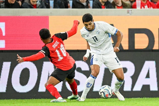 24.09.2026, Oberoesterreich Arena Linz, AUT, Uefa Nations League 2026 27 Group B - Oesterreich vs Israel, im Bild Phillipp Mwene (AUT) vs Anan Khalaili (ISR) UEFA Nations League 2026 27 Group B Match between Austria and Israel in Linz, Austria on 2026 09 24 Linz Oberoesterreich Austria