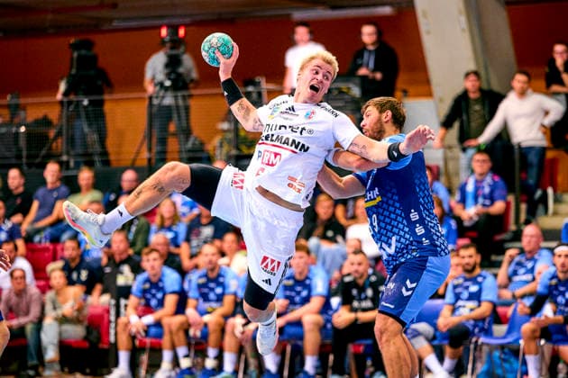 Marek Nissen (6, HC Erlangen ) im Zweikampf mit Malte Donker (39, TVB 1898 Stuttgart ) 24.09.2026 - Handball - DHB Pokal - Saison 2026 2027 - 02. Runde: TVB 1898 Stuttgart - HC Erlangen Metropolregion Nürnberg HCE - PeKo - xpexkox -