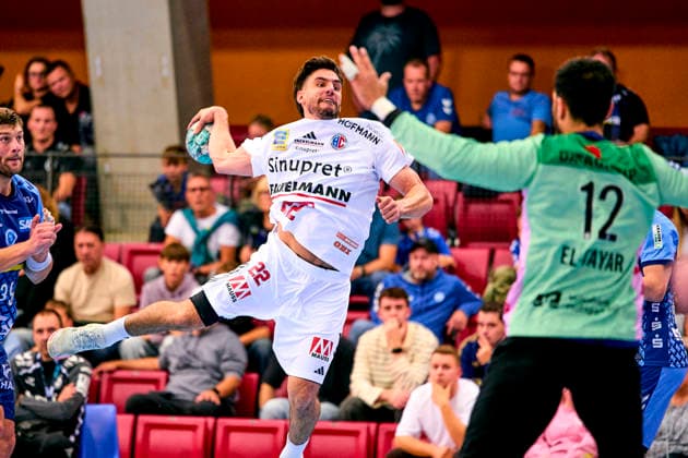 Eloy Morante Maldonado (22, HC Erlangen ) im Zweikampf mit Mohamed Essam Moustafa El-Tayar (12, TVB 1898 Stuttgart ) 24.09.2026 - Handball - DHB Pokal - Saison 2026 2027 - 02. Runde: TVB 1898 Stuttgart - HC Erlangen Metropolregion Nürnberg HCE - PeKo - xpexkox -