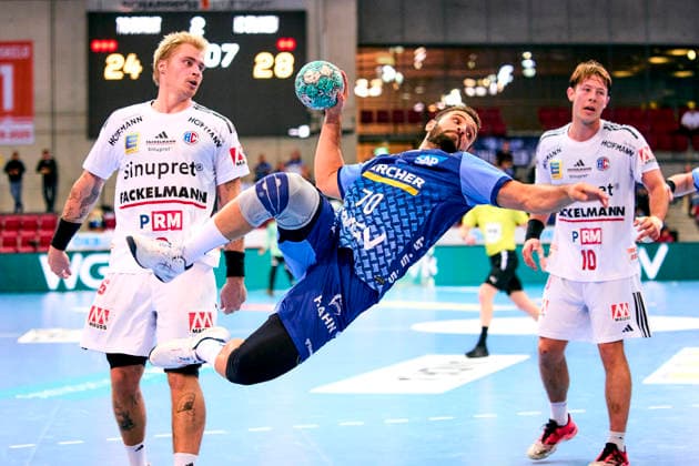 Mohamed Amine Darmoul (70, TVB 1898 Stuttgart ) beim Wurf - Im Hintergrund Marek Nissen (6, HC Erlangen ) und Florian Scheerer (10, HC Erlangen )24.09.2026 - Handball - DHB Pokal - Saison 2026 2027 - 02. Runde: TVB 1898 Stuttgart - HC Erlangen Metropolregion Nürnberg HCE - PeKo - xpexkox -