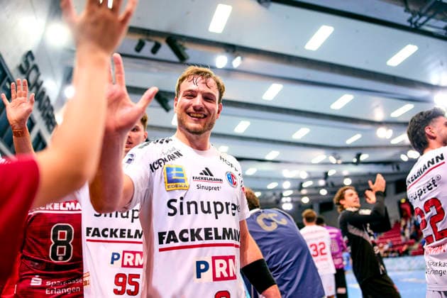 Jubel mit Fans - Abklatschen mit Fans - nach Spielende - Frieder Bandlow (2, HC Erlangen )24.09.2026 - Handball - DHB Pokal - Saison 2026 2027 - 02. Runde: TVB 1898 Stuttgart - HC Erlangen Metropolregion Nürnberg HCE - PeKo - xpexkox -