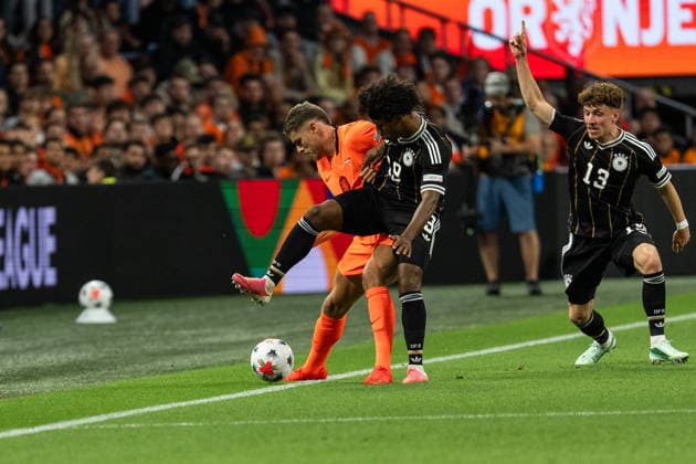24.09.2026, NED, UEFA Nations League 2026 27 Niederlande gegen Deutschland Zweikampf zwischen Karim Adeyemi (Deutschland, 19) und Micky van de Ven (Niederlande, 15) Amsterdam Johan Cruijff Arena Amsterdam Niederlande Copyright: xnordphotoxGmbHx xChristianxSchulzex