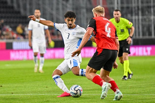 24.09.2026, Oberoesterreich Arena Linz, AUT, Uefa Nations League 2026 27 Group B - Oesterreich vs Israel, im Bild Roy Revivo (ISR) vs Xaver Schlager (AUT) UEFA Nations League 2026 27 Group B Match between Austria and Israel in Linz, Austria on 2026 09 24 Linz Oberoesterreich Austria