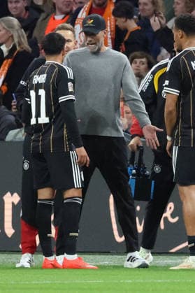 24.09.2026, xrekx, Fussball UEFA Nations League, Niederlande - Deutschland v.l. Nadiem Amiri (Deutschland) Jürgen Juergen Klopp Trainer (Deutschland) gibt Anweisungen, gestikuliert, mit den Armen gestikulieren gives instructions, gesticulate Amsterdam