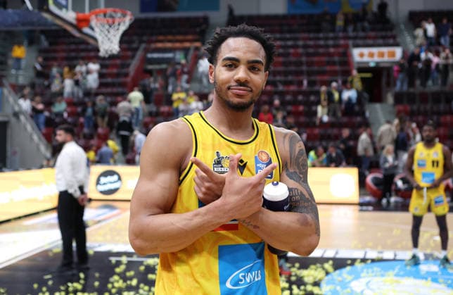 2026.09.24, Deutschland, Ludwigsburg Basketball MHP Riesen Ludwigsburg vs. Rostock Seawolves, Ishmael Leggett (LB) jubelt
