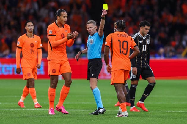 Fußball UEFA Nations League 1. Spieltag Niederlande - Deutschland am 24.09.2026 in der Johan Cruijff ArenA in Amsterdam Schiedsrichter Alejandro Jose Hernandez Hernandez ( Spanien ), links - zeigt Quinten Timber ( Niederlande ), rechts - die gelbe Karte