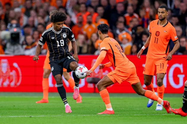 24.09.2026, Fußball, Länderspiel, Niederlande - Deutschland, Auftakt der UEFA Nations League 2026 2027, 1.Spieltag, Johan Cruijff ArenA (Amsterdam), Saison 2026 27: Karim Adeyemi (GER 19) im Zweikampf gegen Tijjani Reijnders (NED 14) DFB regulations prohibit any use of photographs as image sequences and or quasi-video. Niederlande