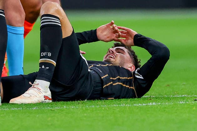 24.09.2026, Fußball, Länderspiel, Niederlande - Deutschland, Auftakt der UEFA Nations League 2026 2027, 1.Spieltag, Johan Cruijff ArenA (Amsterdam), Saison 2026 27: Kai Havertz (GER 07) liegt mit Schmerzen auf dem Spielfeld und muss ausgewechselt werden DFB regulations prohibit any use of photographs as image sequences and or quasi-video. Niederlande
