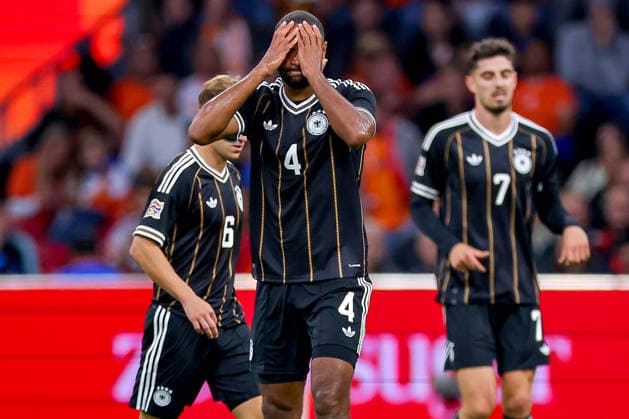 24.09.2026, Fußball, Länderspiel, Niederlande - Deutschland, Auftakt der UEFA Nations League 2026 2027, 1.Spieltag, Johan Cruijff ArenA (Amsterdam), Saison 2026 27: Jonathan Tah (GER 04) gestikulierend am Spielfeldrand nach Foulspiel an Brian Brobbey (NED 09) DFB regulations prohibit any use of photographs as image sequences and or quasi-video. Niederlande