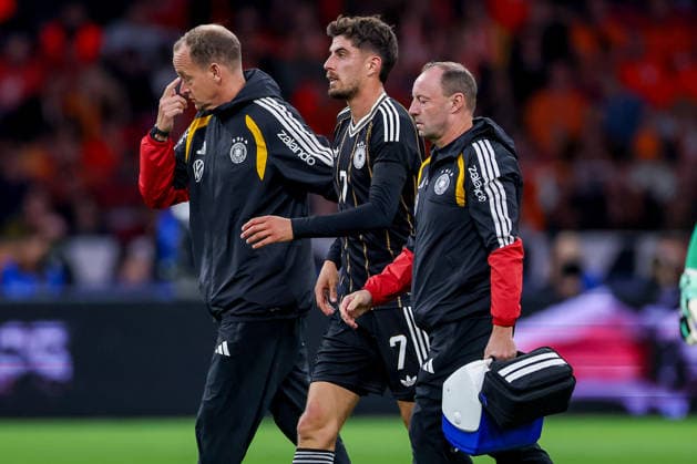 24.09.2026, Fußball, Länderspiel, Niederlande - Deutschland, Auftakt der UEFA Nations League 2026 2027, 1.Spieltag, Johan Cruijff ArenA (Amsterdam), Saison 2026 27: Kai Havertz (GER 07) muss verletzt ausgewechselt werden Auswechslung Verletzung DFB regulations prohibit any use of photographs as image sequences and or quasi-video. Niederlande