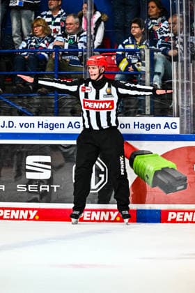 Dominic Kontny (Schiedsrichter, Linesperson 51), GER, Iserlohn Roosters vs. Augsburger Panther, Eishockey, Penny-DEL, 3. Spieltag, Spielzeit 2026 2027, 24.09.2026, GER, Iserlohn Roosters vs. Augsburger Panther, Eishockey, Penny-DEL, 3. Spieltag, Spielzeit 2026 2027, 24.09.2026 Iserlohn Copyright: xJonasxBrockmann Eibner-Pressefotx EP_JBN