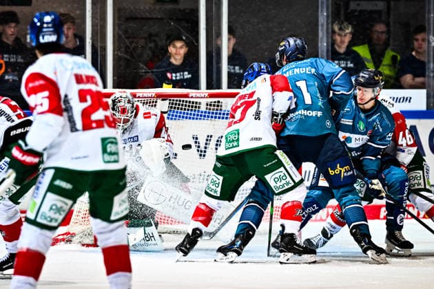 Peyton Jones (Augsburger Panther, 41) haelt den Puck vor Maximilian Eisenmenger (Iserlohn Roosters, 41), GER, Iserlohn Roosters vs. Augsburger Panther, Eishockey, Penny-DEL, 3. Spieltag, Spielzeit 2026 2027, 24.09.2026, GER, Iserlohn Roosters vs. Augsburger Panther, Eishockey, Penny-DEL, 3. Spieltag, Spielzeit 2026 2027, 24.09.2026 Iserlohn Copyright: xJonasxBrockmann Eibner-Pressefotx EP_JBN