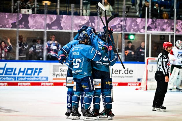 Torjubel, Jubel, Freude bei Torschütze Maximilian Eisenmenger (Iserlohn Roosters, 41) Robin Norell (Iserlohn Roosters, 56) Johannes Krauss (Iserlohn Roosters, 16) Dennis Lobach (Iserlohn Roosters, 26) Colin Ugbekile (Iserlohn Roosters, 79), GER, Iserlohn Roosters vs. Augsburger Panther, Eishockey, Penny-DEL, 3. Spieltag, Spielzeit 2026 2027, 24.09.2026, GER, Iserlohn Roosters vs. Augsburger Panther, Eishockey, Penny-DEL, 3. Spieltag, Spielzeit 2026 2027, 24.09.2026 Iserlohn Copyright: xJonasxBrockmann Eibner-Pressefotx EP_JBN