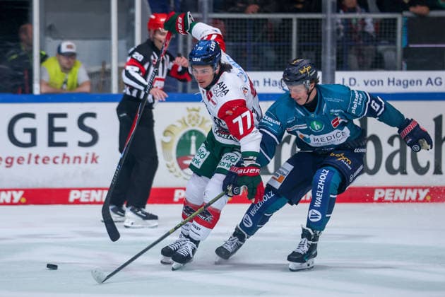 2026.09.24, xkwix, Eishockey, DEL, Iserlohn Roosters - Augsburger Panther, Eissporthalle am Seilersee, 3.Spieltag, Saison 2026 2027: Norwin Panocha (Iserlohn Roosters 6) im Zweikampf gegen Luke Toporowski (Augsburger Panther 77) Photo: xKamilxWilkowskixPressefotoKochx Nordrhein-Westfalen Deutschland