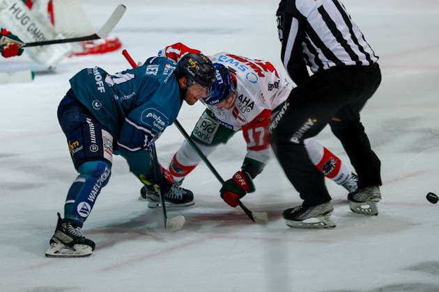 2026.09.24, xkwix, Eishockey, DEL, Iserlohn Roosters - Augsburger Panther, Eissporthalle am Seilersee, 3.Spieltag, Saison 2026 2027: Cole Maier (Iserlohn Roosters 14) im Zweikampf am Punkt gegen Sean Malone (Augsburger Panther 17) Photo: xKamilxWilkowskixPressefotoKochx Nordrhein-Westfalen Deutschland