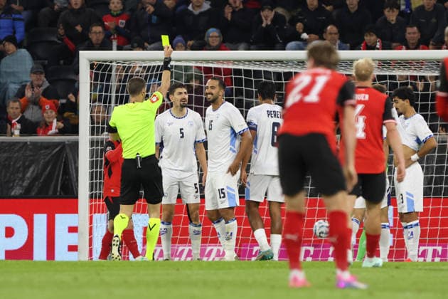 LINZ, AUSTRIA - SEPTEMBRE 24: referee Georgi Kabakov of Bulgaria shows the yellow card against Eliel Peretz of Israel during the UEFA Nations League, League phase, matchday 1, Group B3 match between Austria and Israel at Oberoesterreich Arena on Septembre 24, 2026 in Linz, Austria. (Photo by Severin Aichbauer Sports Press Photo SPP) Copyright: xSeverinxAichbauer SPPx Sportspressphoto_SPR238813