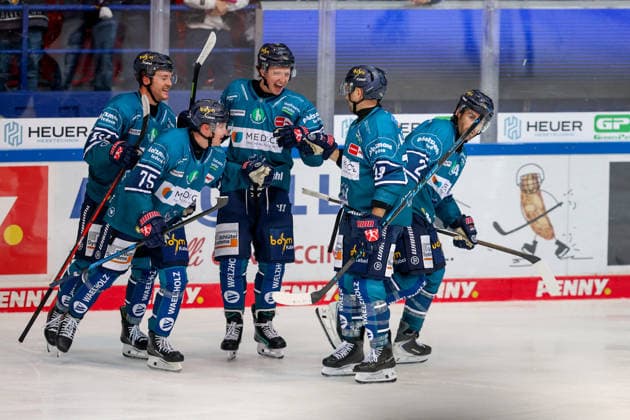 2026.09.24, xkwix, Eishockey, DEL, Iserlohn Roosters - Augsburger Panther, Eissporthalle am Seilersee, 3.Spieltag, Saison 2026 2027: Die Mannschaft Jubelt mit dem Torschuetzen zum 2:0 Justin Scott (Iserlohn Roosters 20) Photo: xKamilxWilkowskixPressefotoKochx Nordrhein-Westfalen Deutschland