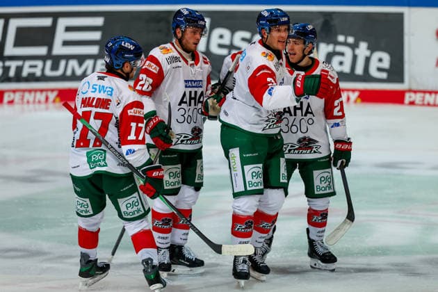 2026.09.24, xkwix, Eishockey, DEL, Iserlohn Roosters - Augsburger Panther, Eissporthalle am Seilersee, 3.Spieltag, Saison 2026 2027: Torjubel nach Tor zum 2:1 durch Alec McCrea (Augsburger Panther 3) mit der Mannschaft Photo: xKamilxWilkowskixPressefotoKochx Nordrhein-Westfalen Deutschland
