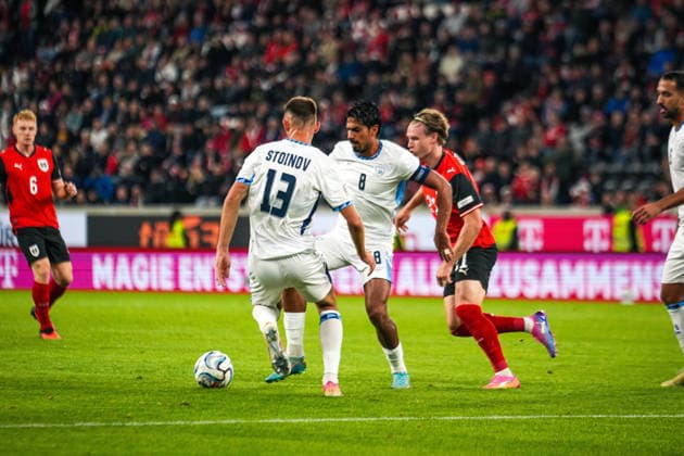 Fussball: Österreich: UEFA Nations League 2026 2027 - Liga B, Gruppe B3, 1. Spieltag, 24.09.2026 - Österreich vs. Israel - Raiffeisen Arena (Linz, Österreich); Dor Peretz (Israel, 8) mit Nikita Stoinov (Israel, 13) und Patrick Wimmer (Österreich, 21) Copyright: xLukasxBierederx