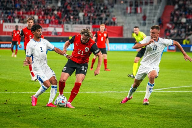 Fussball: Österreich: UEFA Nations League 2026 2027 - Liga B, Gruppe B3, 1. Spieltag, 24.09.2026 - Österreich vs. Israel - Raiffeisen Arena (Linz, Österreich); Patrick Wimmer (Österreich, 21) mit Roy Revivo (Israel, 3) und Nikita Stoinov (Israel, 13) Copyright: xLukasxBierederx