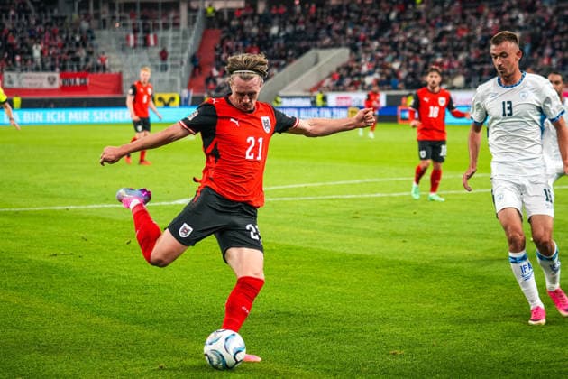 Fussball: Österreich: UEFA Nations League 2026 2027 - Liga B, Gruppe B3, 1. Spieltag, 24.09.2026 - Österreich vs. Israel - Raiffeisen Arena (Linz, Österreich); Patrick Wimmer (Österreich, 21) mit Nikita Stoinov (Israel, 13) Copyright: xLukasxBierederx