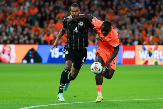 UEFA Nations League - 26 27 - Niederlande - Deutschland am 24.09.2026 in der Johan-Cruyff-Arena in Amsterdam, Jonathan Tah (Deutschland 4) und Brian Brobbey (Niederlande 9) kämpfen um den Ball.