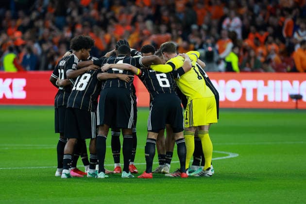 UEFA Nations League - 26 27 - Niederlande - Deutschland am 24.09.2026 in der Johan-Cruyff-Arena in Amsterdam, Die deutschen Spieler stehen vor dem Spiel im Kreis zusammen.
