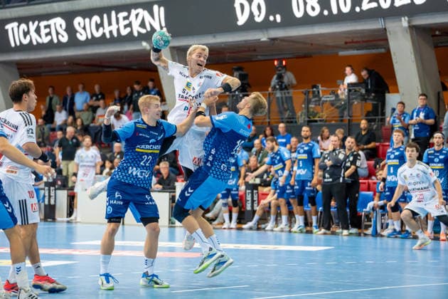 Handball I Herren I Saison 2026-2027 I DHB Pokal I 2. Runde I TVB Stuttgart - HC Erlangen I 24.09.2026 Marek Nissen (6, HC Erlangen) im Wurf, Torben Matzken (22, TVB Stuttgart) und Linus Schmid (19, TVB Stuttgart) in der Abwehr Stuttgart Scharrena Baden-Württemberg Deutschland Copyright: xLobeca MaxxPetershansx