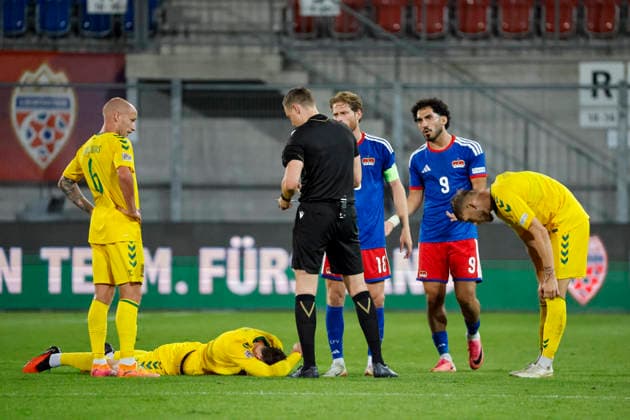 Ferhat Saglam (Liechtenstein, 09) bekommt die gelbe Karte von Schiedsrichter Ante Culina (CRO) , Liechtenstein, UEFA , Nations League, 1. Spieltag, Liechtenstein vs. Litauen, 24.09.2026, Vaduz Rheinpark Stadion Liechtenstein Copyright: xGrantxHubbsx