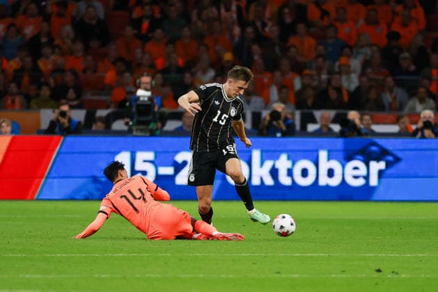 UEFA Nations League - 26 27 - Niederlande - Deutschland am 24.09.2026 in der Johan-Cruyff-Arena in Amsterdam, Tijjani Reijnders (Niederlande 14) und Nico Schlotterbeck (Deutschland 15) kämpfen um den Ball.