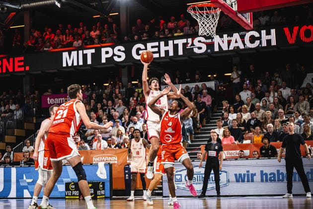 1. Basketball Bundesliga, easyCredit BBL, Saison 2026 2027, Herren, Hauptrunde, 2. Spieltag, 24.09.2026, RASTA Vechta - Bamberg Baskets Yuval Hochstadter ( 66 - BMA365 Bamberg Baskets) beim Korbleger Vechta RASTA Dome Niedersachsen Deutschland